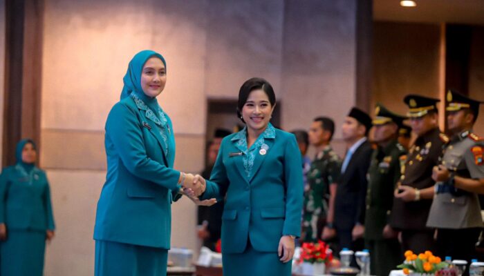 Lantik Ketua Tim PKK Babar, Noni Arsani Tekankan Sinergitas Peningkatan Pelayanan