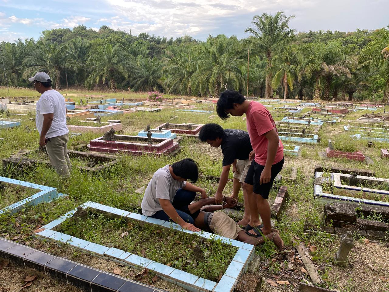 Caption : DI (22) warga Keranggan, Kecamatan Mentok ditangkap polisi di Pemakaman Umum.