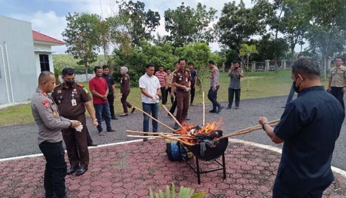 Kejari Babar Musnahkan Barang Bukti Rampasan