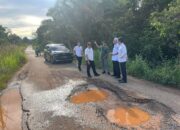 Yus Derahman Tinjau Jalan Rusak di Tempilang