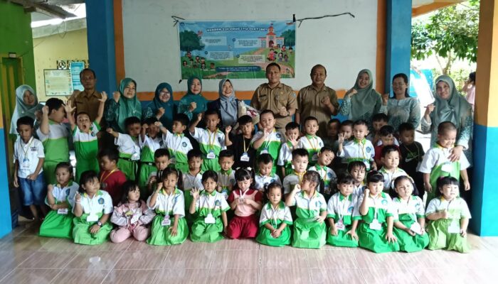 Ketua Pokja PAUD Keliling Tempilang Pantau Anak Sekolah