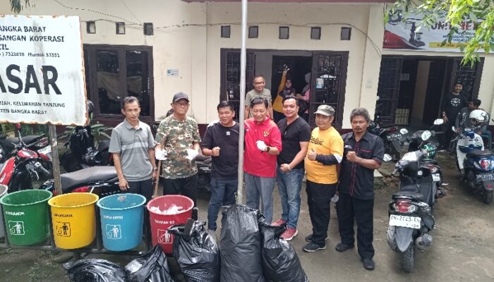 Wabup Babar Yus Derahman Turun Langsung Bersihkan Pasar