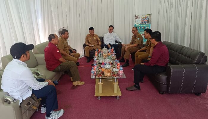 Yus Derahman Sambangi PLN ULP Mentok Bahas Pasokan Listrik