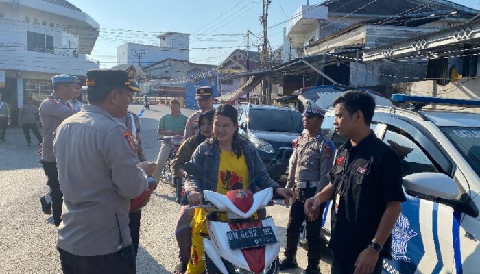 Operasi Patuh Menumbing 2025, Polres Babar Bagikan Helm dan Jaring Tujuh Pelanggar 
