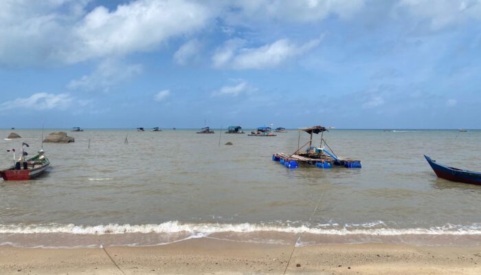 Terendus Bakal Kembali Beroperasi, Tim Gabungan Tarik 4 Ponton di Teluk Inggris