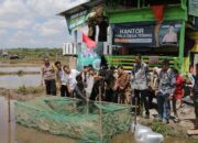 Yus Derahman Salurkan Bantuan Bibit Ikan ke Tim PMM Unmuh di Kelapa