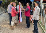 HUT ke-80 RI: Kapolres Babar Turun Langsung Bagikan Bendera Merah Putih ke Rumah Warga