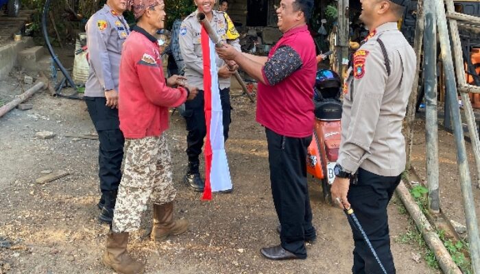 HUT ke-80 RI: Kapolres Babar Turun Langsung Bagikan Bendera Merah Putih ke Rumah Warga