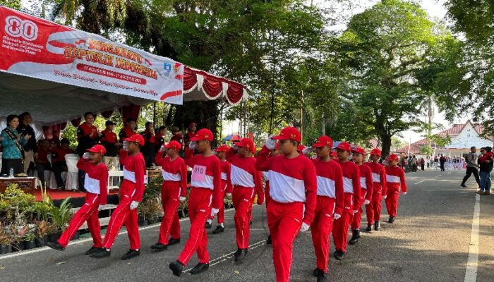 Puluhan Peserta Ramaikan Gerak Jalan di Mentok, Markus Puji Kreativitas Peserta