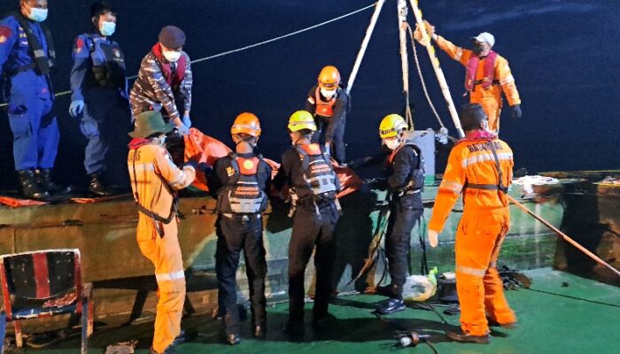 Tim Gabungan Evakuasi 3 Jenazah ABK Tongkang Tirta Samudera yang Tewas Keracunan