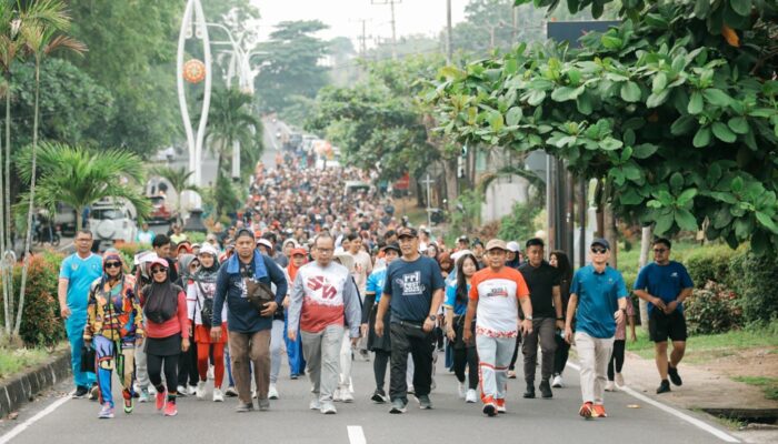 RRI Sungailiat Ajak Warga Hidup Sehat Lewat Jalan Sehat RRI Fest 2025