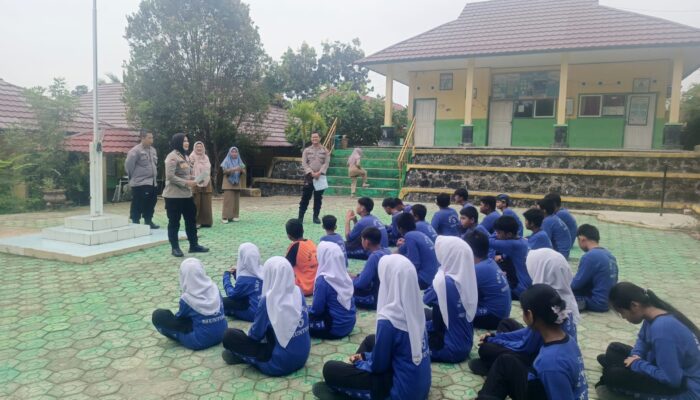 Satbinmas Polres Bangka Barat Sambangi SMPN 5 Mentok, Sosialisasi tentang Geng Motor, Judi Online, dan Bullying