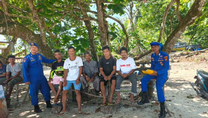 Polres Bangka Barat Bagikan Alat Keselamatan untuk Nelayan