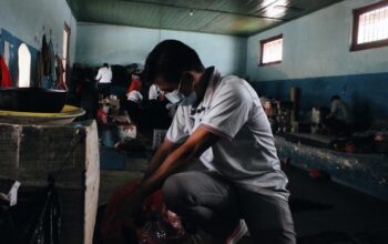 Petugas menggeledah barang di Rutan Mentok. Foto: Istimewa.