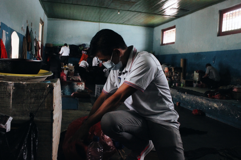 Petugas menggeledah barang di Rutan Mentok. Foto: Istimewa.