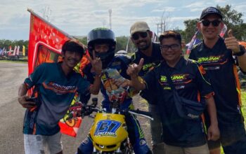Putra Novendra bersama tim Baonk Racing X Bayuwijaya 24 Belando. Foto: Sorotanbangka.
