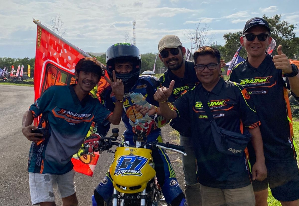 Putra Novendra bersama tim Baonk Racing X Bayuwijaya 24 Belando. Foto: Sorotanbangka.
