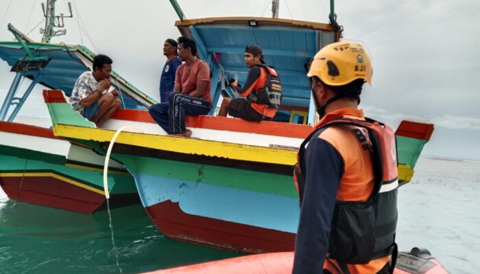 Kandas di Pulau Penanas, Tim SAR Gabungan Evakuasi 5 Nelayan Manggar