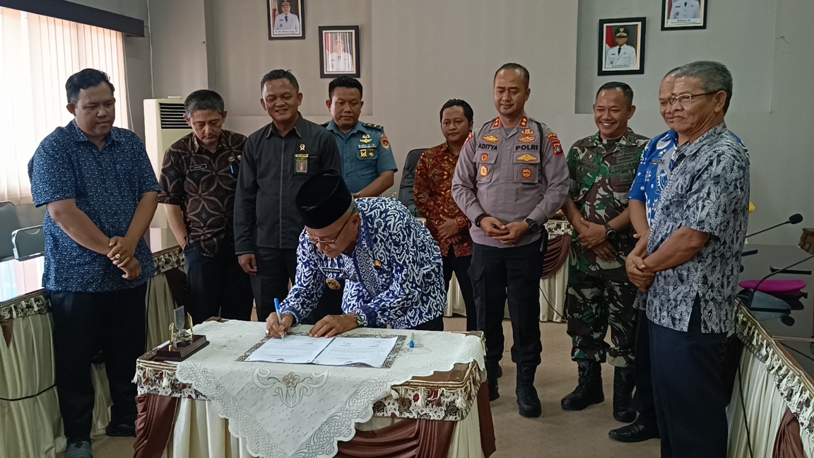 Penyerahan dana hibah ke partai politik. Foto: Rizki Ramadhani.