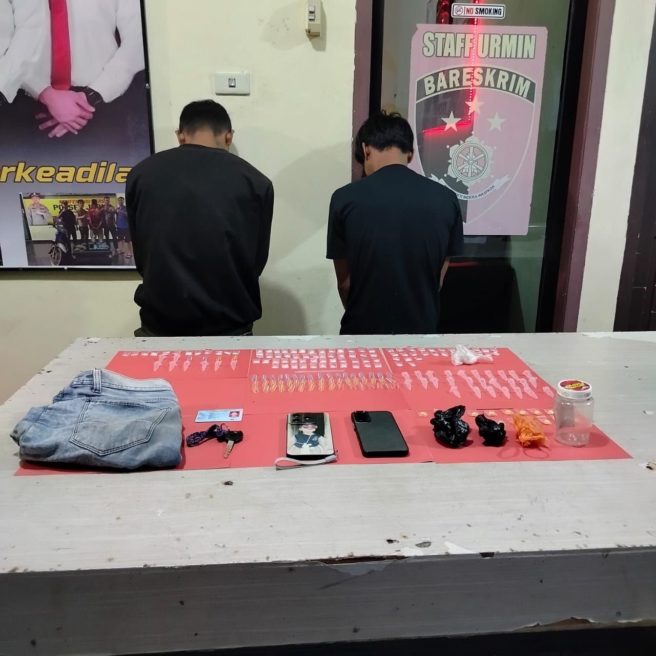 Polres Babar Bekuk 2 Pengedar Narkoba, 93 Paket Sabu dan 16 Butir Ekstasi Disita. Foto: Humas Polres Babar.