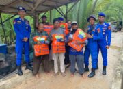 Satpolairud Babar Bagikan Alat Keselamatan untuk Nelayan Mentok