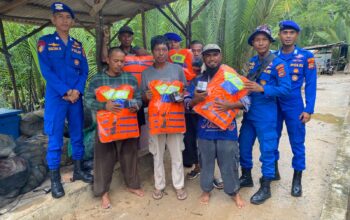 Satpolairud Polres Babar bagikan alat keselamatan nelayan. Foto: Ist/Satpolairud Polres Babar.