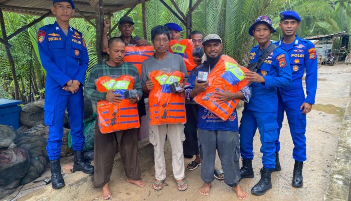 Satpolairud Babar Bagikan Alat Keselamatan untuk Nelayan Mentok