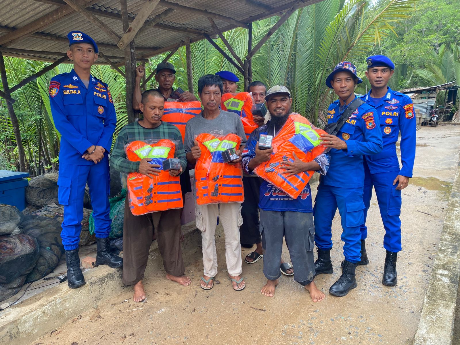 Satpolairud Polres Babar bagikan alat keselamatan nelayan. Foto: Ist/Satpolairud Polres Babar.