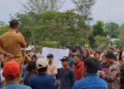 Warga mendatangi kantor Bupati. Foto: Omkis.