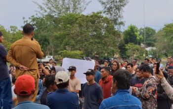 Warga mendatangi kantor Bupati. Foto: Omkis.