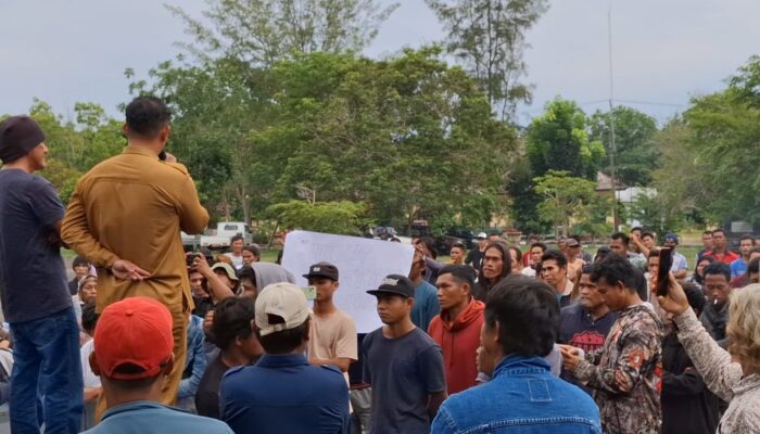 Datangi Kantor Bupati Babar, Warga Tuntut Plasma Sawit dan Izin Tambang Ditertibkan