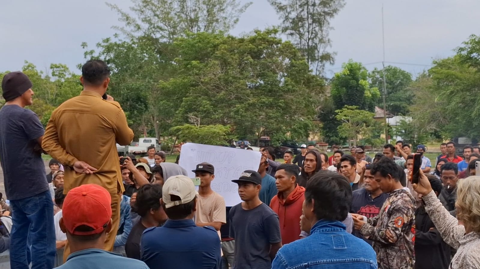 Warga mendatangi kantor Bupati. Foto: Omkis.