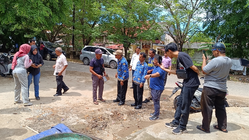 Peninjauan selokan pasar Mentok. Foto: Rizki Ramadhani.
