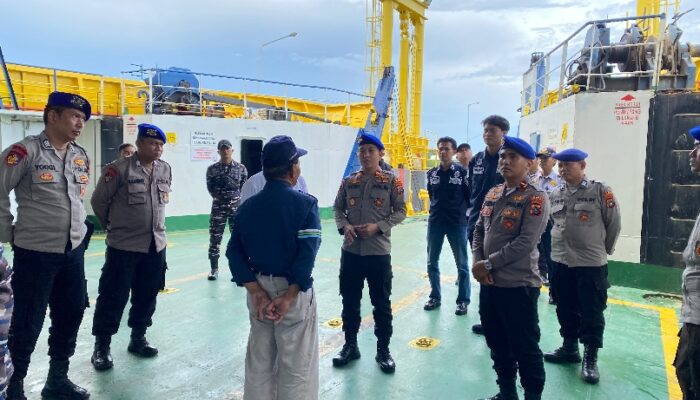 Antisipasi Cuaca Ekstrem, Polisi Cek Alat Keselamatan di Pelabuhan Tanjung Kalian