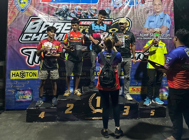 Penyerahan trofi juara. Foto: Novie Adrian.