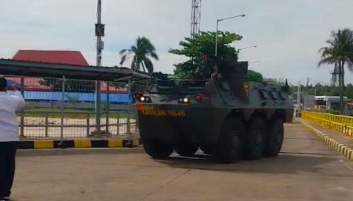 Kendaraan Taktis Kodam II/Sriwijaya Melintas di Pelabuhan Tanjung Kalian Usai Pengamanan Kunjungan Prabowo