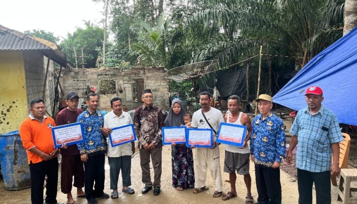 Yus Derahman Berikan Bantuan ke Korban Angin Puting Beliung di Jebus