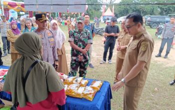 Markus dan AKBP Pradana saat di Gerakan Pangan Murah. Foto: Rizki Ramadhani.