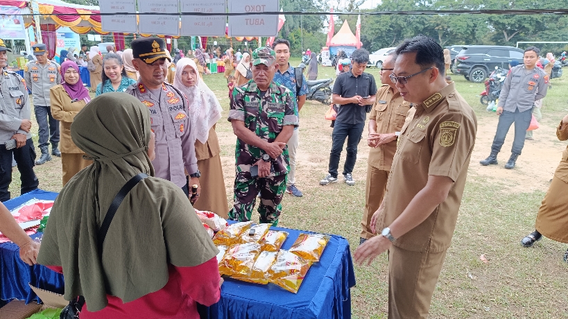 Markus dan AKBP Pradana saat di Gerakan Pangan Murah. Foto: Rizki Ramadhani.