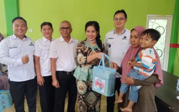 Pemberian makanan tambahan di Puskesmas Mentok. Foto: Rizki Ramadhani.