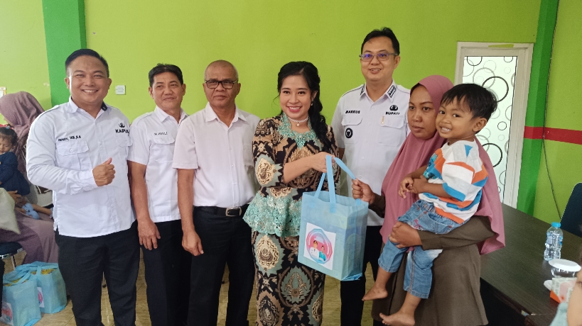Pemberian makanan tambahan di Puskesmas Mentok. Foto: Rizki Ramadhani.