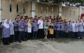 Markus dan Eva Astura bersama pelajar. SMPN 1 Mentok. Foto: Ist