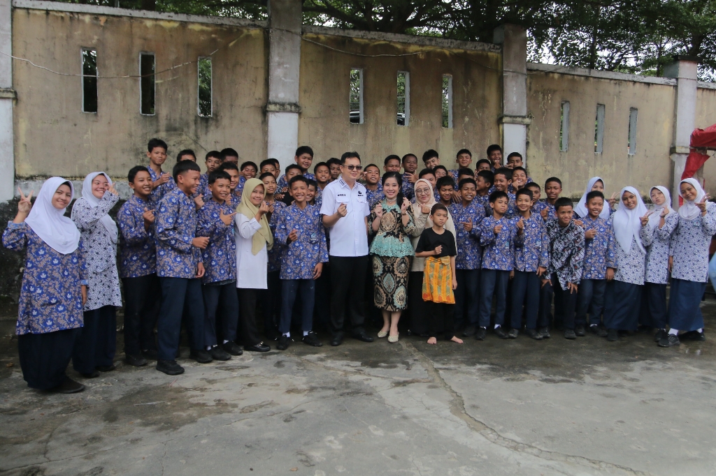 Markus dan Eva Astura bersama pelajar. SMPN 1 Mentok. Foto: Ist