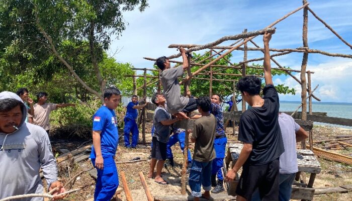 Satpolairud Bangka Barat Bantu Bangun Pondok Nelayan Mentok