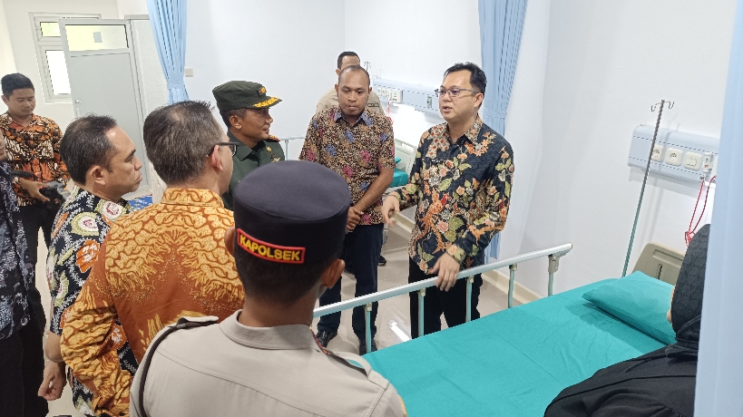 Markus saat meninjau ruang perawatan. Foto: Rizki Ramadhani.