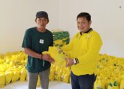 Masyarakat yang menerima sembako dari Partai Golkar. Foto: Rizki Ramadhani.