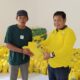 Masyarakat yang menerima sembako dari Partai Golkar. Foto: Rizki Ramadhani.