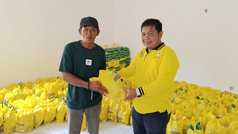 Masyarakat yang menerima sembako dari Partai Golkar. Foto: Rizki Ramadhani.