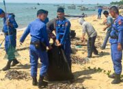 Pembersihan pantai. Foto: Ist/Satpolairud Polres Bangka Barat