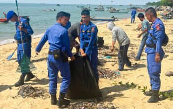 Pembersihan pantai. Foto: Ist/Satpolairud Polres Bangka Barat